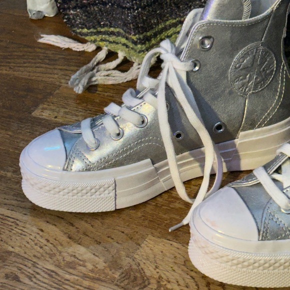 Converse Womenโs SILVER SHOWSTOPPER High Top Sneakers Sz 5 - Picture 2 of 6